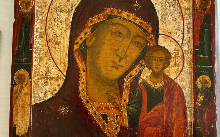 Museum Klooster Ter Apel krijgt Russische metalen iconen cadeau. Het